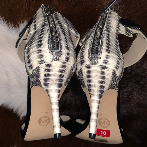 MICHAEL KORS GIULIANA OPEN TOE SANDALS - Picture 7 of 7